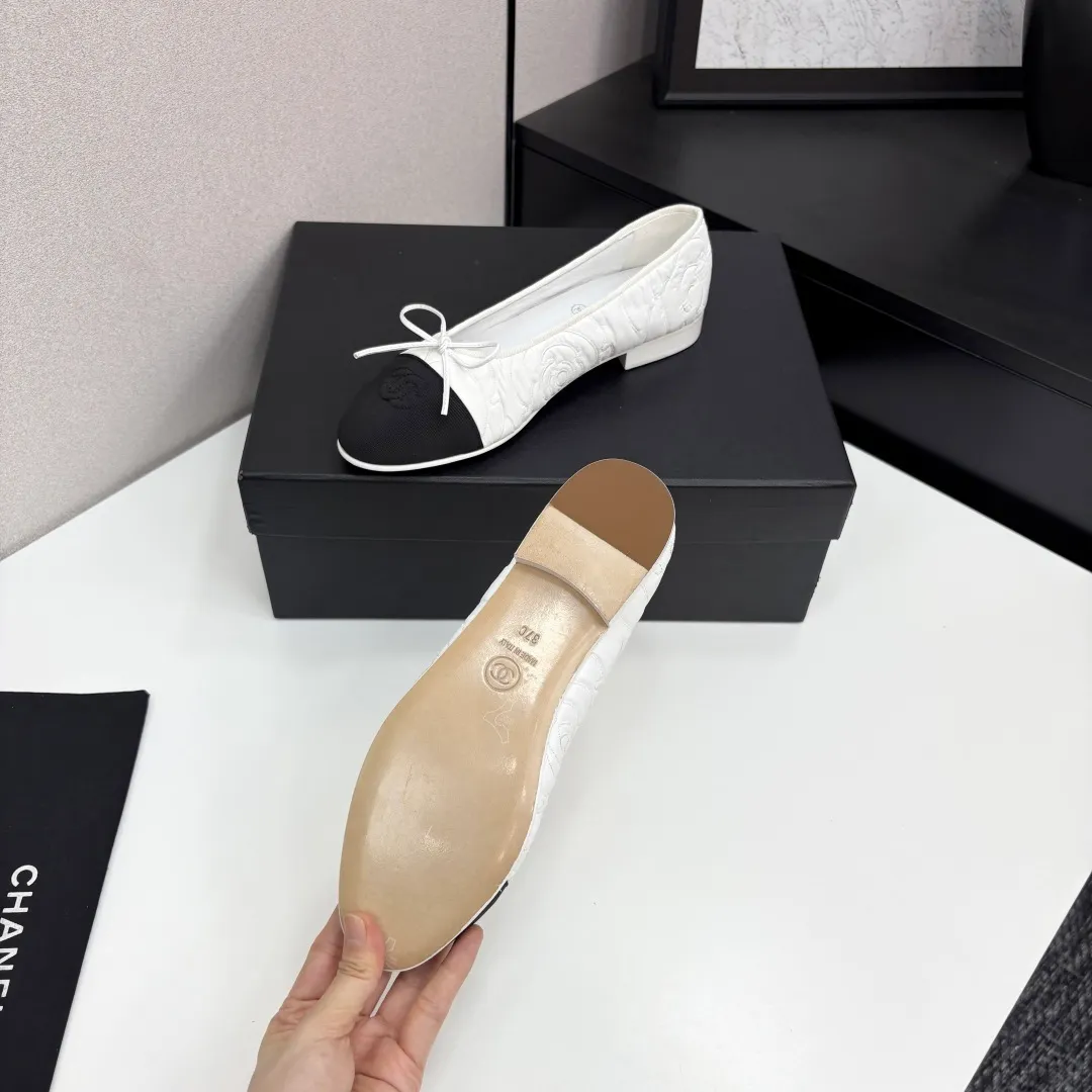 👟👟Ex-factory price 540👟👟 25Fw early spring latest color Chanel Xiaoxiang bow ballet flat shoes Believe me, this is a pair of ballet shoes that can take you to good places🩰 Upper: original lace mesh inner lining: no lining Sole: Italian genuine leather outsole Size: 34-41 regular size (34.40.41 customization is not returnable)